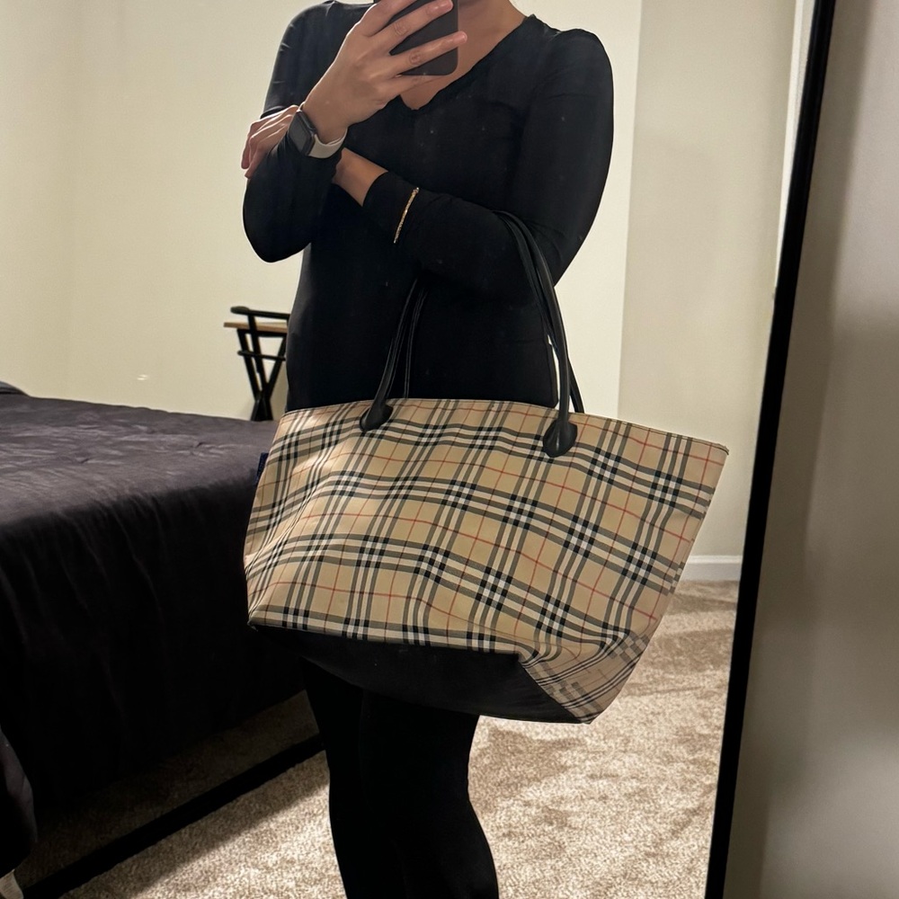 Authentic Burberry Beige Checkered Women's Tote Bag - Picture 12 of 16